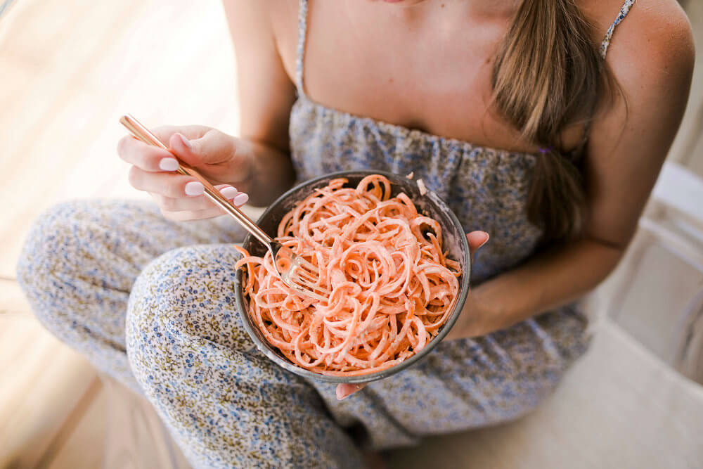 Karotten Spaghetti mit cremiger Tahini Sauce